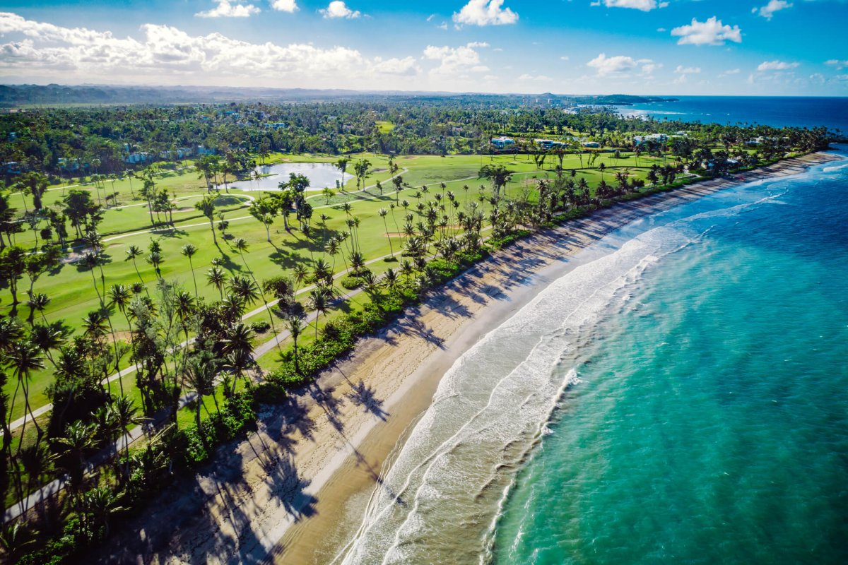 Vista aérea del campo de golf Ritz-Carlton cerca de la playa.