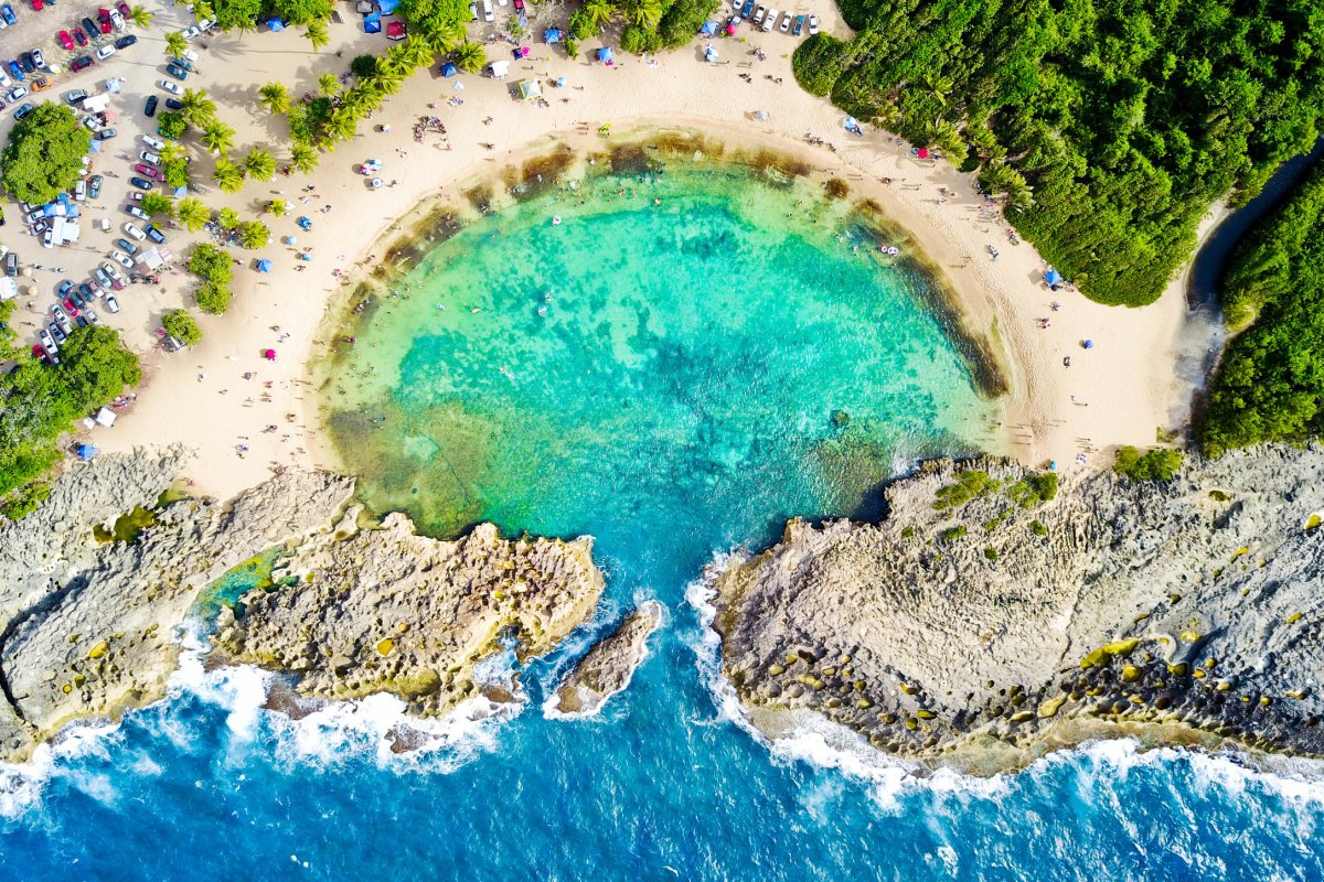 La playa conocida como Mar Chiquita en Manatí es famosa por su forma.