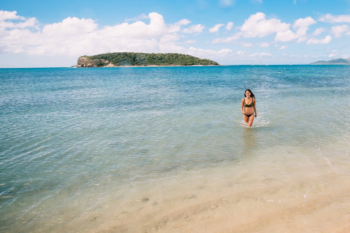 Mujer disfrutando de las aguas cristalinas de la playa La Esperanza en Vieques.