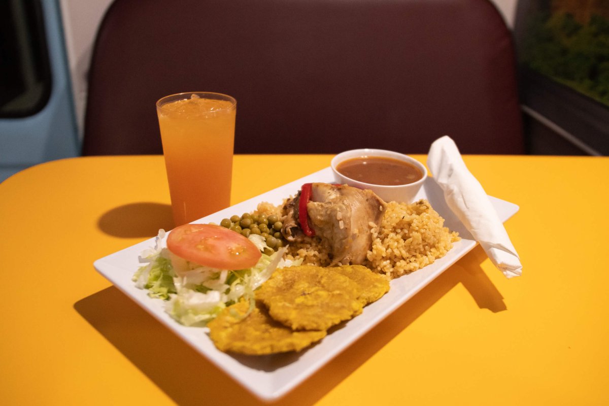 Cenar en El Tren de Cano es un viaje culinario único de los platos básicos de Puerto Rico.