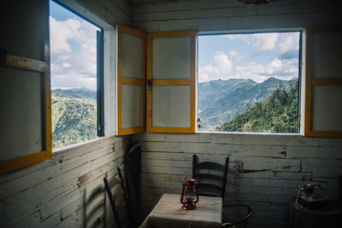 Vistas a la montaña desde las ventanas del Restaurante Casa Vieja en Ciales.