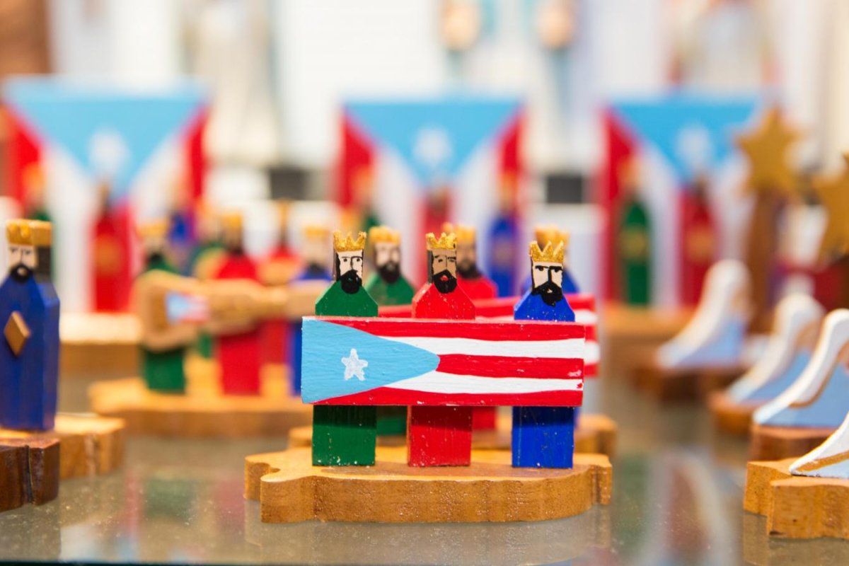 Reyes Magos de Puerto Rico sosteniendo la bandera puertorriqueña.