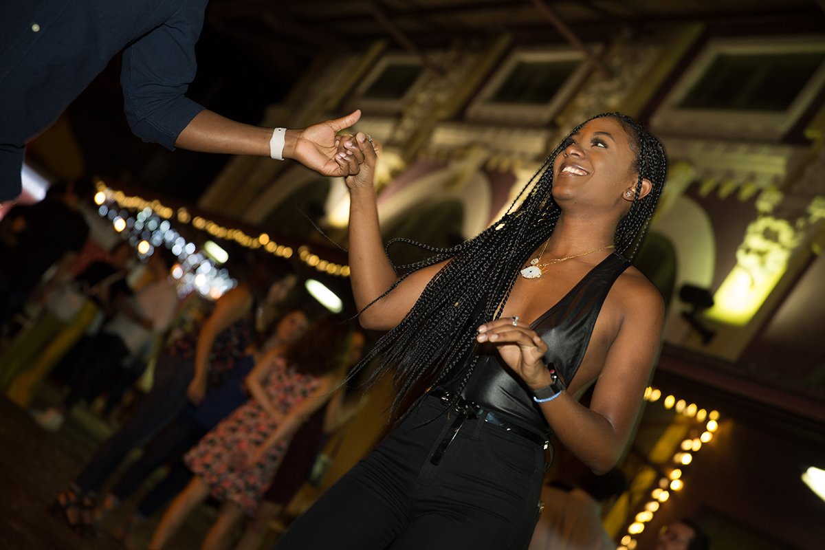 Una mujer baila en La Placita de Santurce.