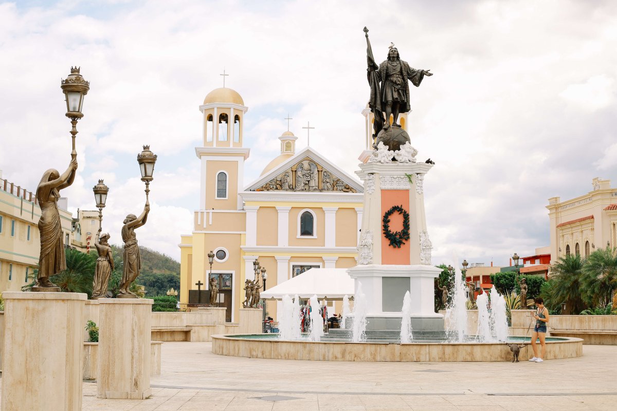 Vista de la Plaza de Colón en Mayagüez