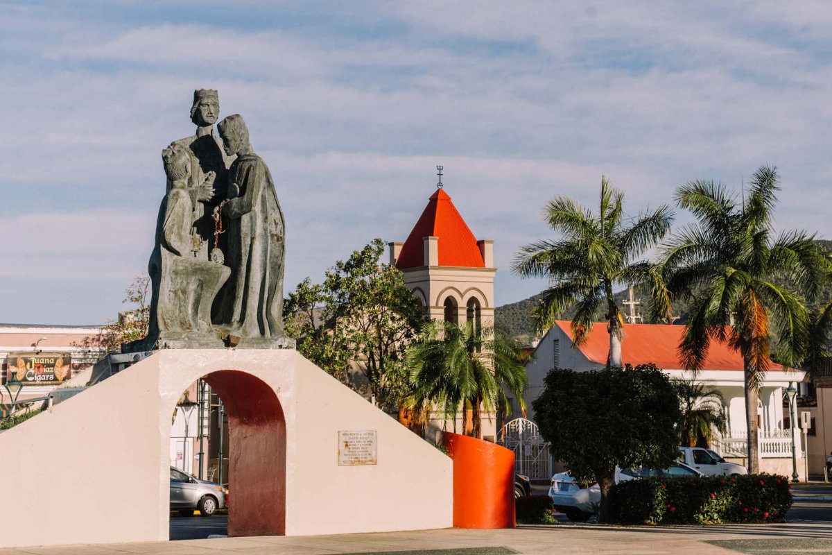 Una estatua conmemorativa de los Reyes Magos en Juana Díaz.