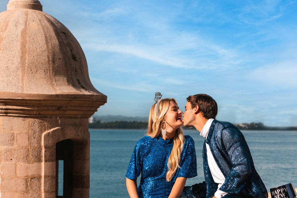 A couple kisses at a garita in El Morro