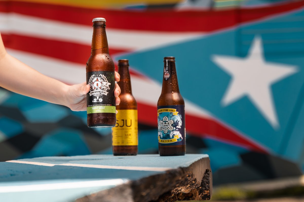 Puerto Rico tiene muchas cervecerías al aire libre y microcervecerías locales, cada una con sabores únicos.