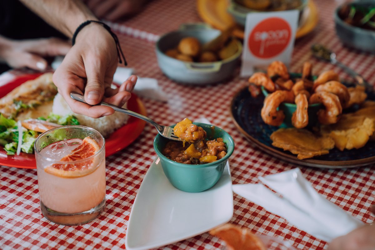  Personas comiendo comida tradicional puertorriqueña en un tour gastronómico con Spoon.
