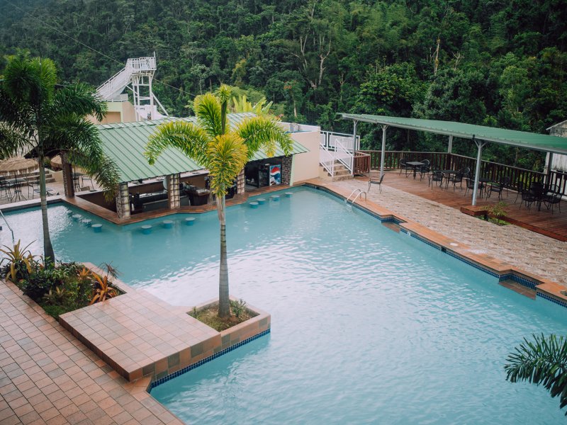 Vista a la piscina de Hacienda Negrón en Ciales
