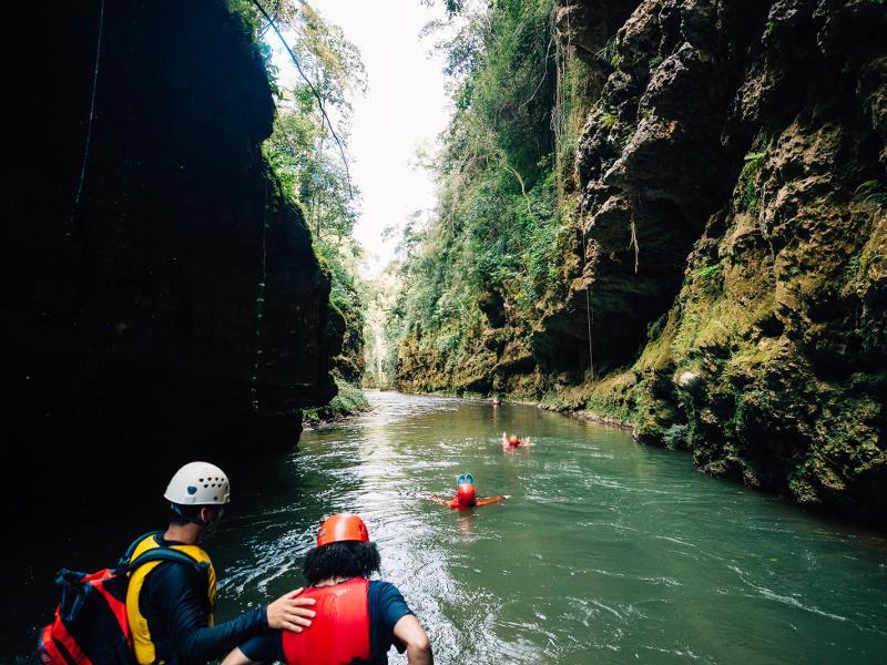 La gente explora el río Tanamá en Utuado