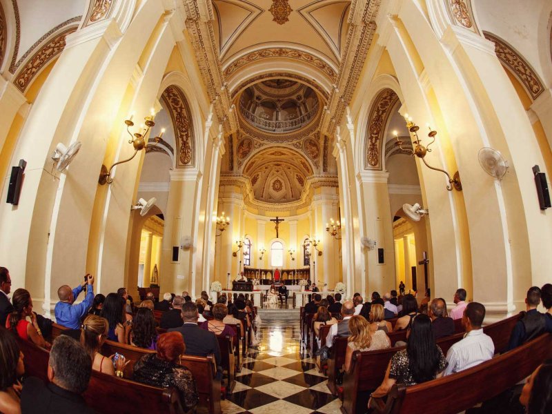 Una boda dentro de la histórica Catedral de San Juan Bautista en San Juan, Puerto Rico. Foto de Noel Pilar.