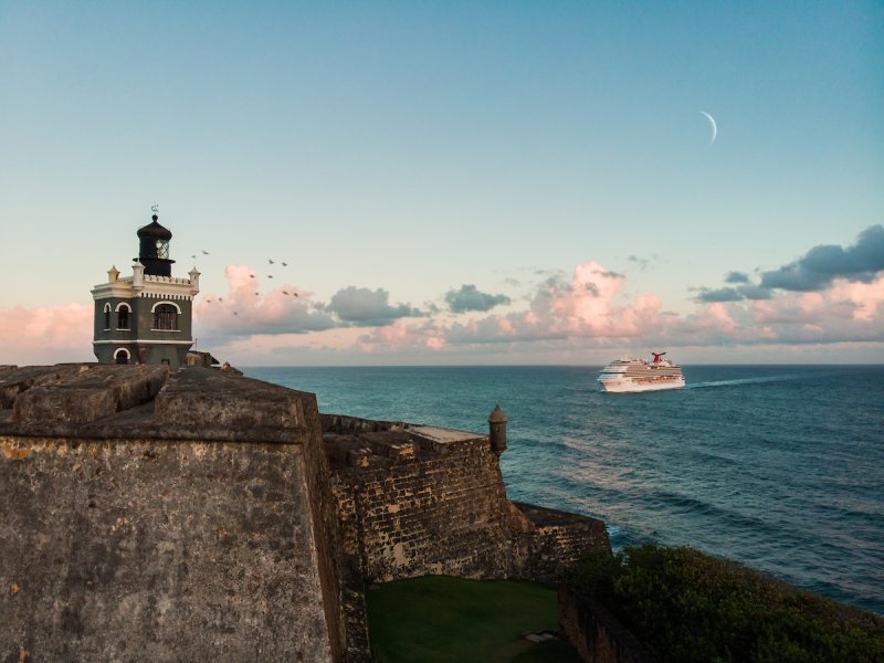 Gran crucero llegando al puerto de Viejo San Juan al amanecer.