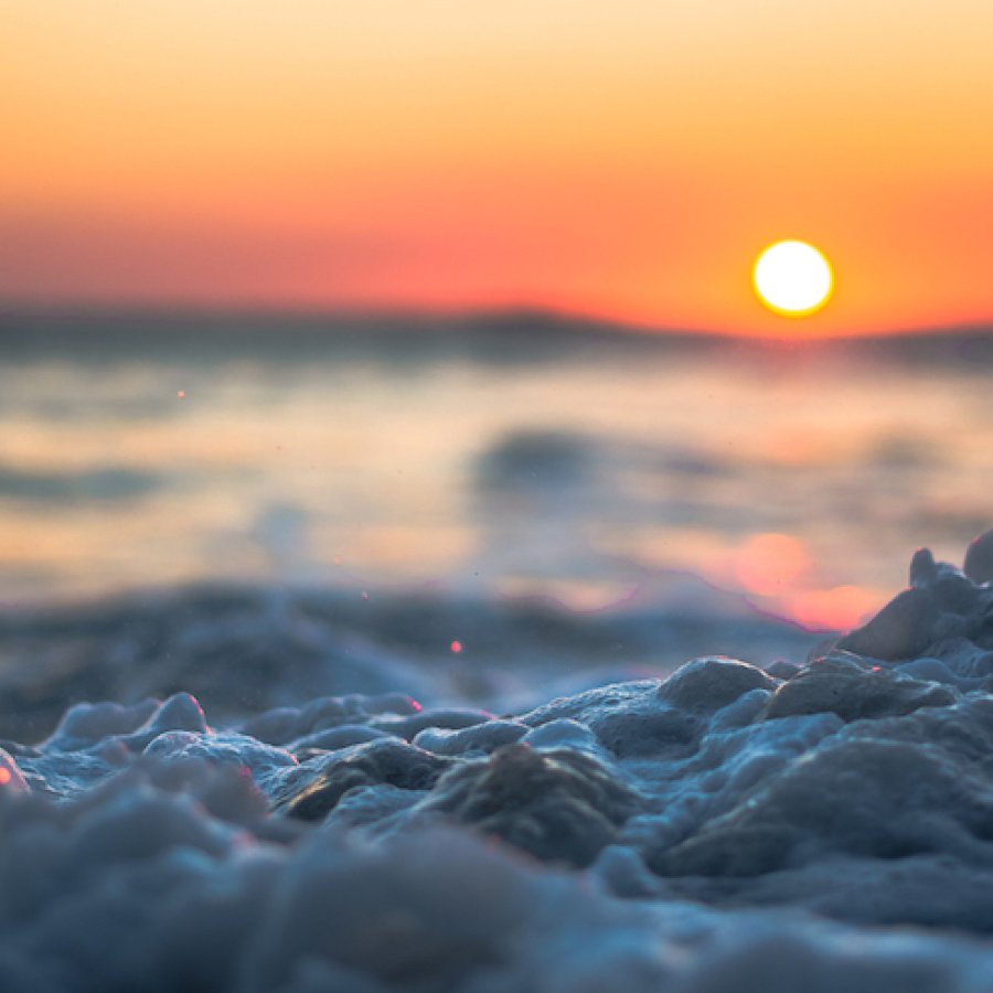 El sol se pone sobre el océano en la playa de La Parguera.