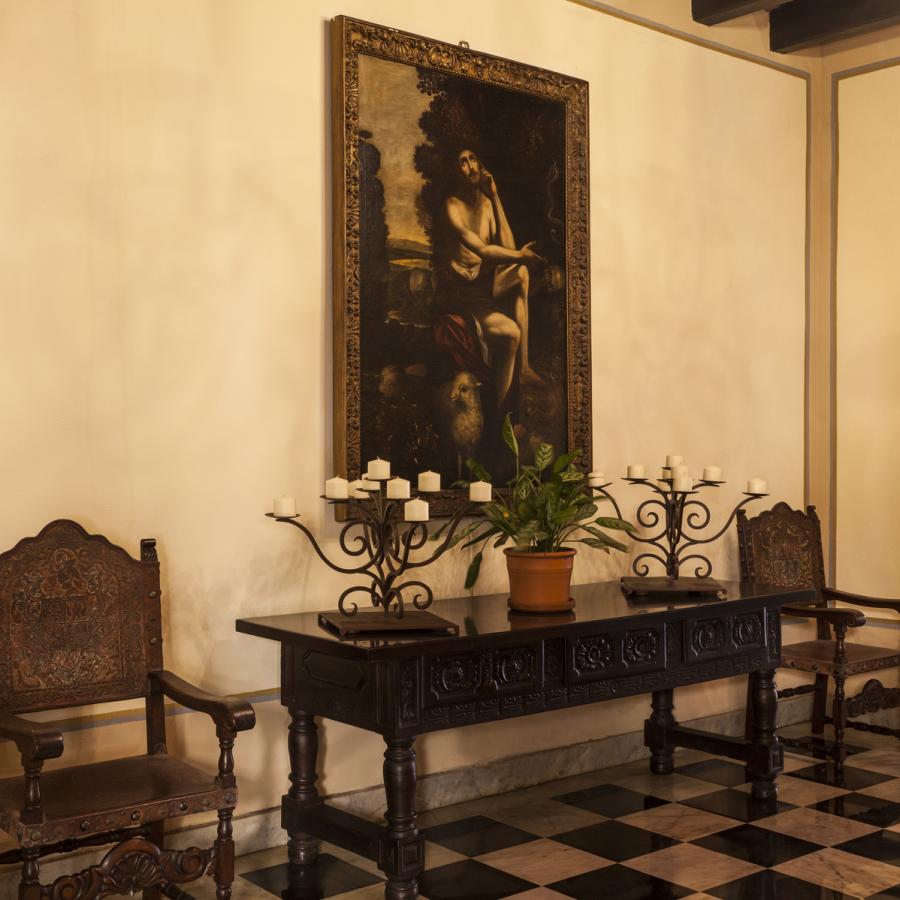 Una pintura histórica cuelga en una pared dentro del hotel el convento