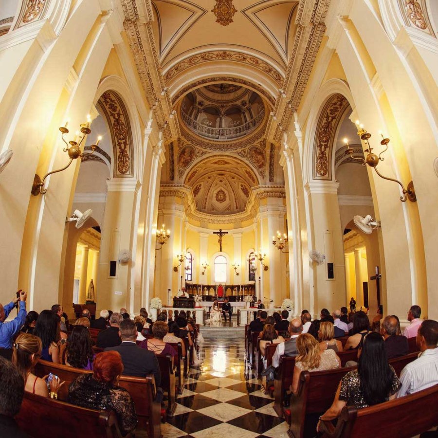 Una boda dentro de la histórica Catedral de San Juan Bautista en San Juan, Puerto Rico. Foto de Noel Pilar.