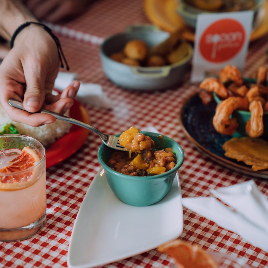  Personas comiendo comida tradicional puertorriqueña en un tour gastronómico con Spoon.