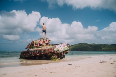 Tanque abandonado en Playa Flamenco, rincón perfecto para fotos en Culebra