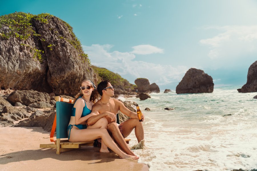 Una pareja comparte en Survival Beach en Aguadilla. 