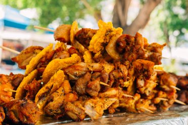 Skewers of meat and tostones known as pinchos, a perfect example of tradicional Puerto Rican food.