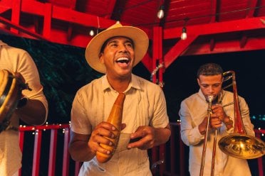 Banda de jazz en Puerto Rico con trompeta y güiro, fusionando ritmos tradicionales y modernos.