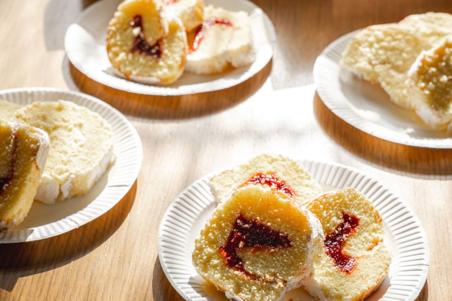 Slices of Franco brazo gitano filled with fruit preserves are served on plates in Mayagüez, Puerto Rico.