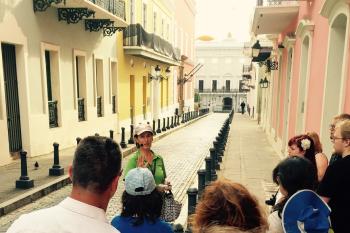 Una guía lidera un recorrido a pie en el Viejo San Juan.