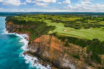 El campo de golf Royal Isabela se encuentra sobre los acantilados del océano en Isabela, Puerto Rico.