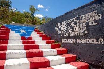 Una escalera pintada de forma vibrante como la bandera de Puerto Rico.