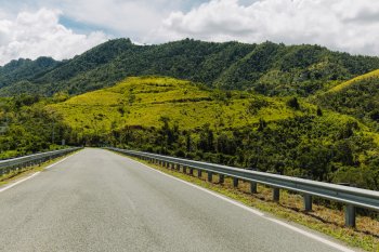Una vista amplia de un camino a través de las montañas de Puerto Rico.