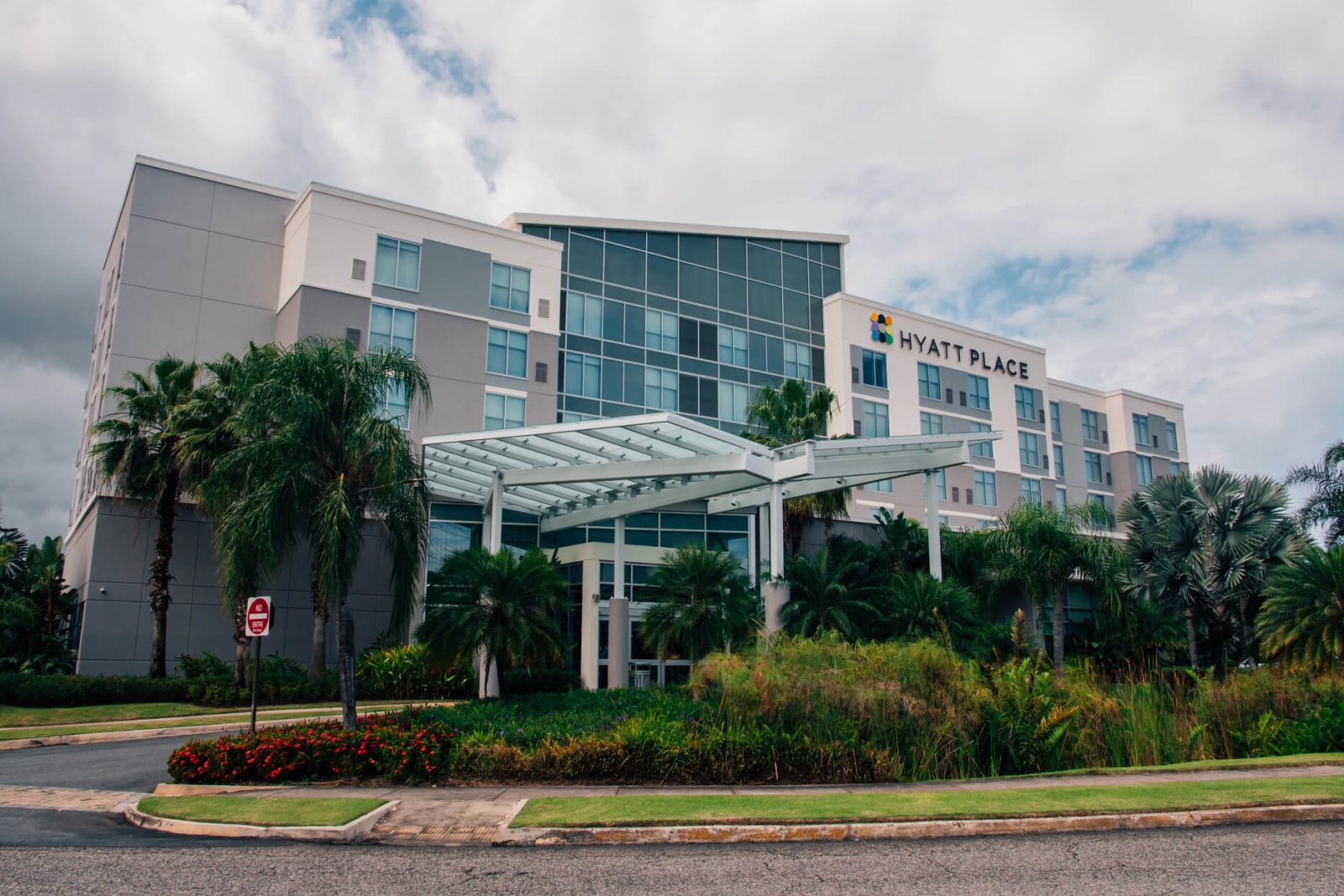 Exterior view of the Hyatt Place Hotel and Casino in Manatí. 