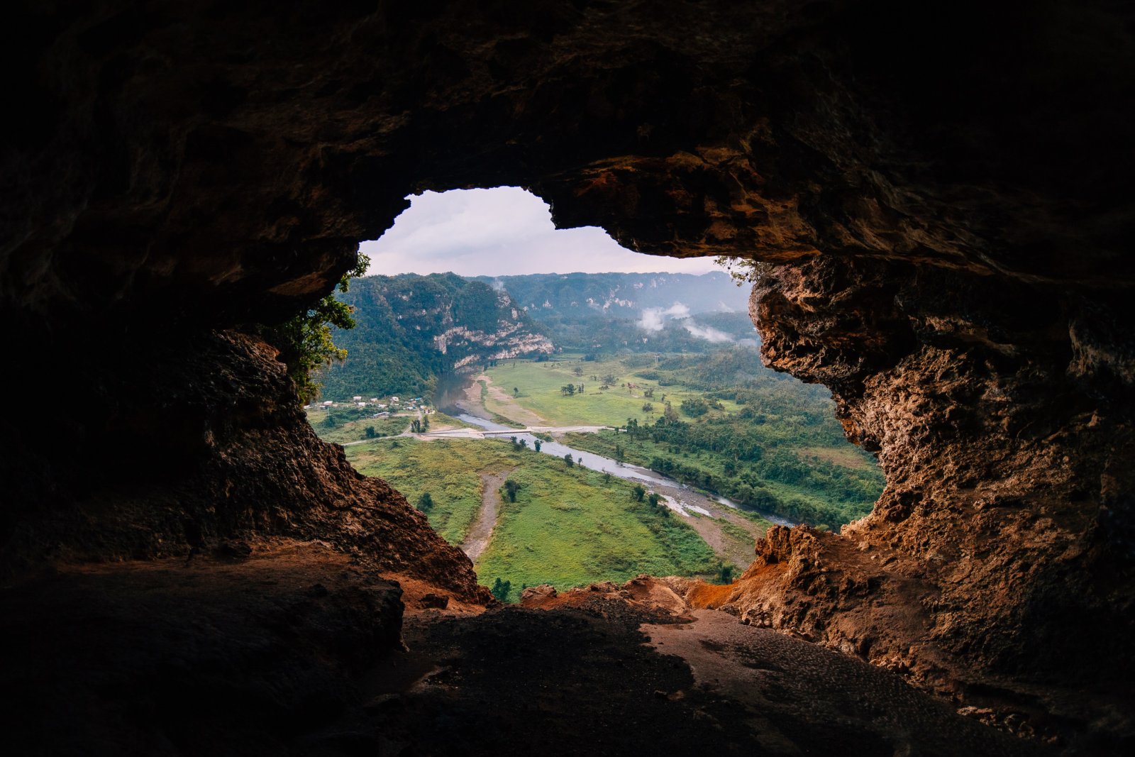 La apertura de una cueva revela un valle verde en Cueva Ventana.
