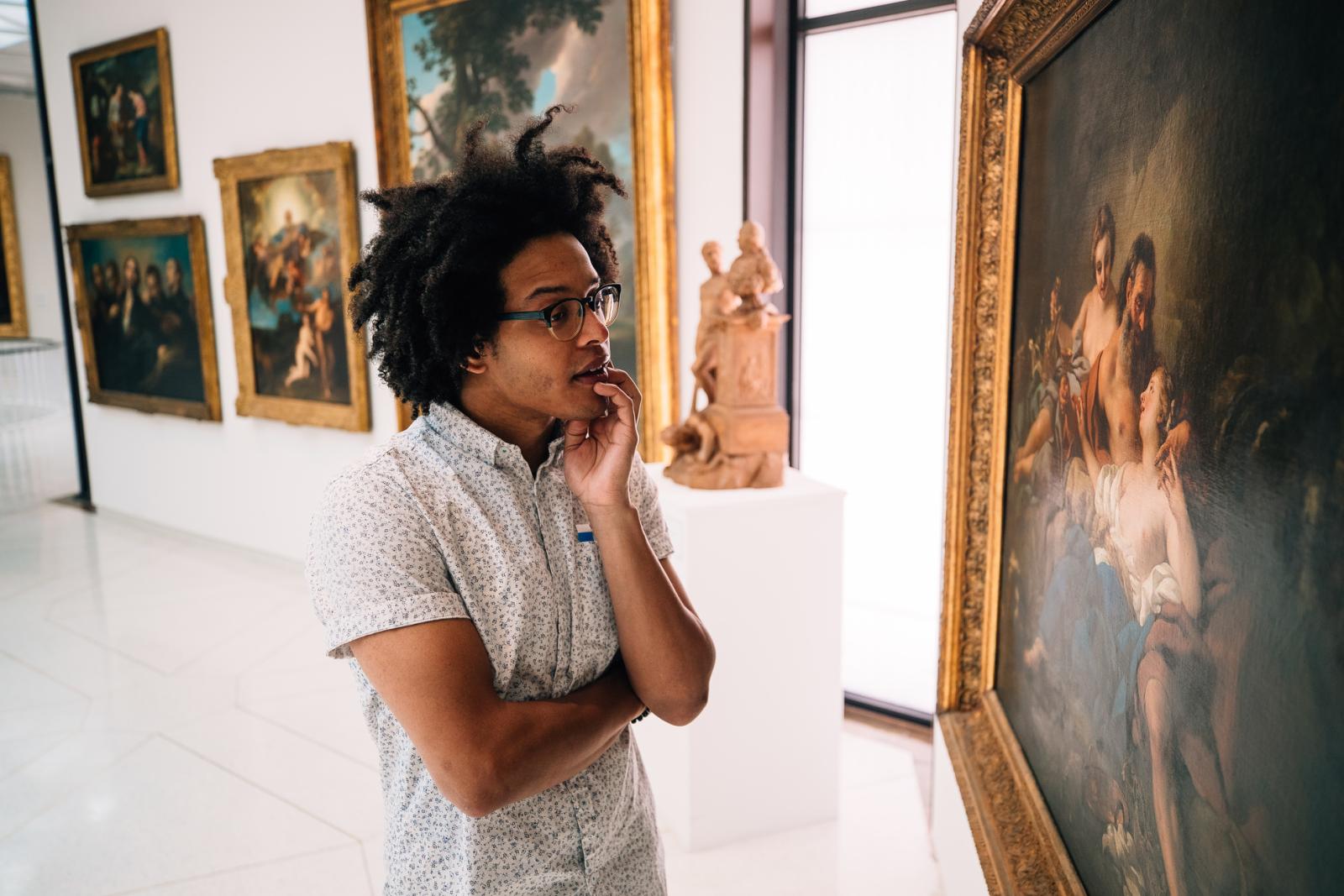 Viewing art at the Museo de Arte de Ponce.