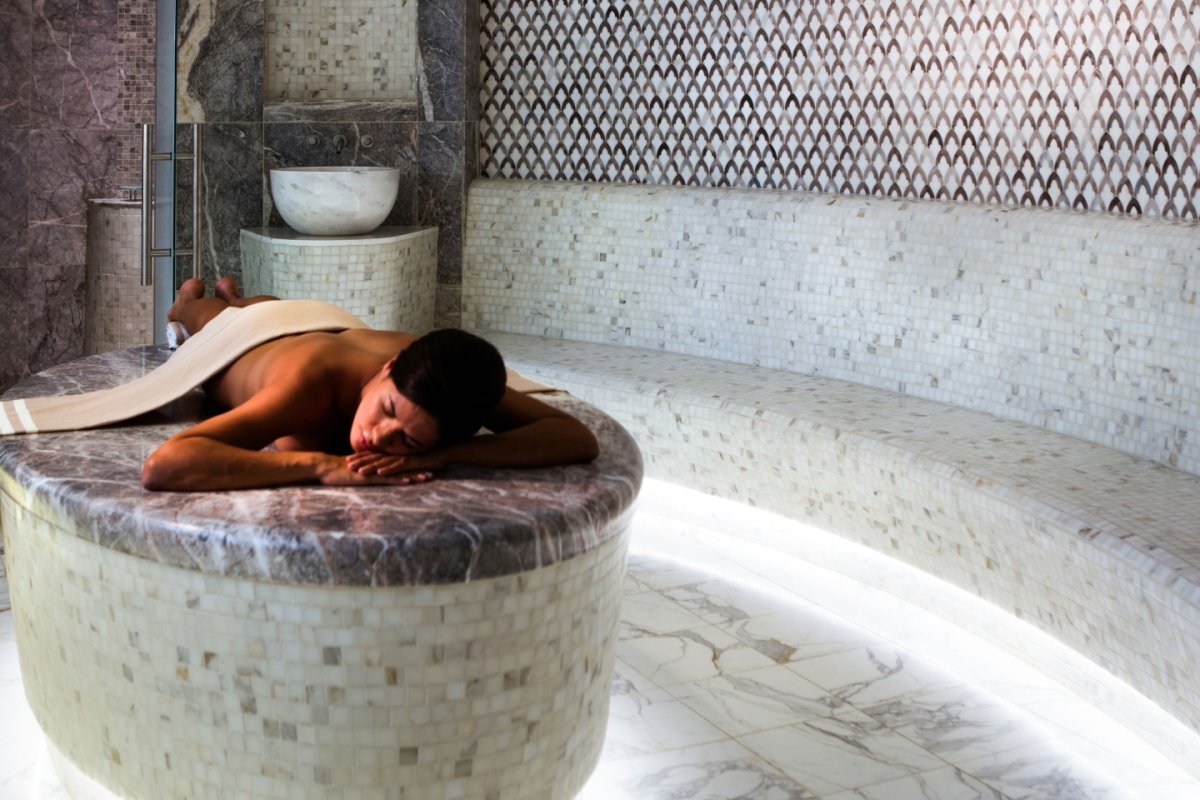 El lujoso spa del Condado Vanderbilt está bellamente diseñado con una mezcla de mármol y azulejos.