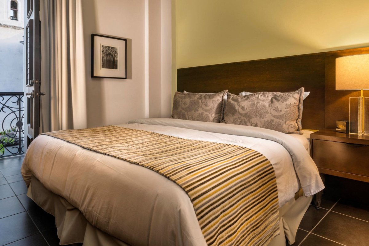 Las habitaciones del Decanter Hotel tienen un estilo clásico que combina madera, azulejos y una paleta de colores suaves.