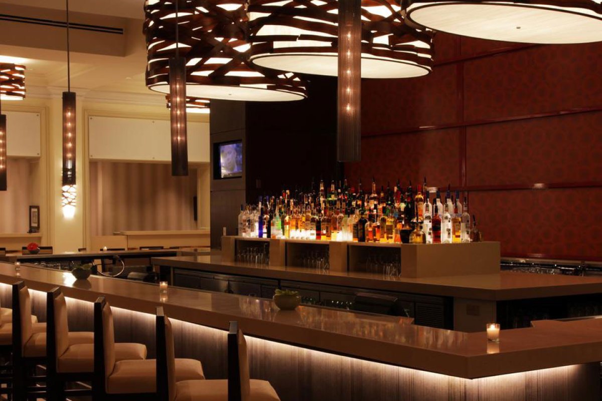 El elegante bar de estilo contemporáneo en el San Juan Marriott Resort.