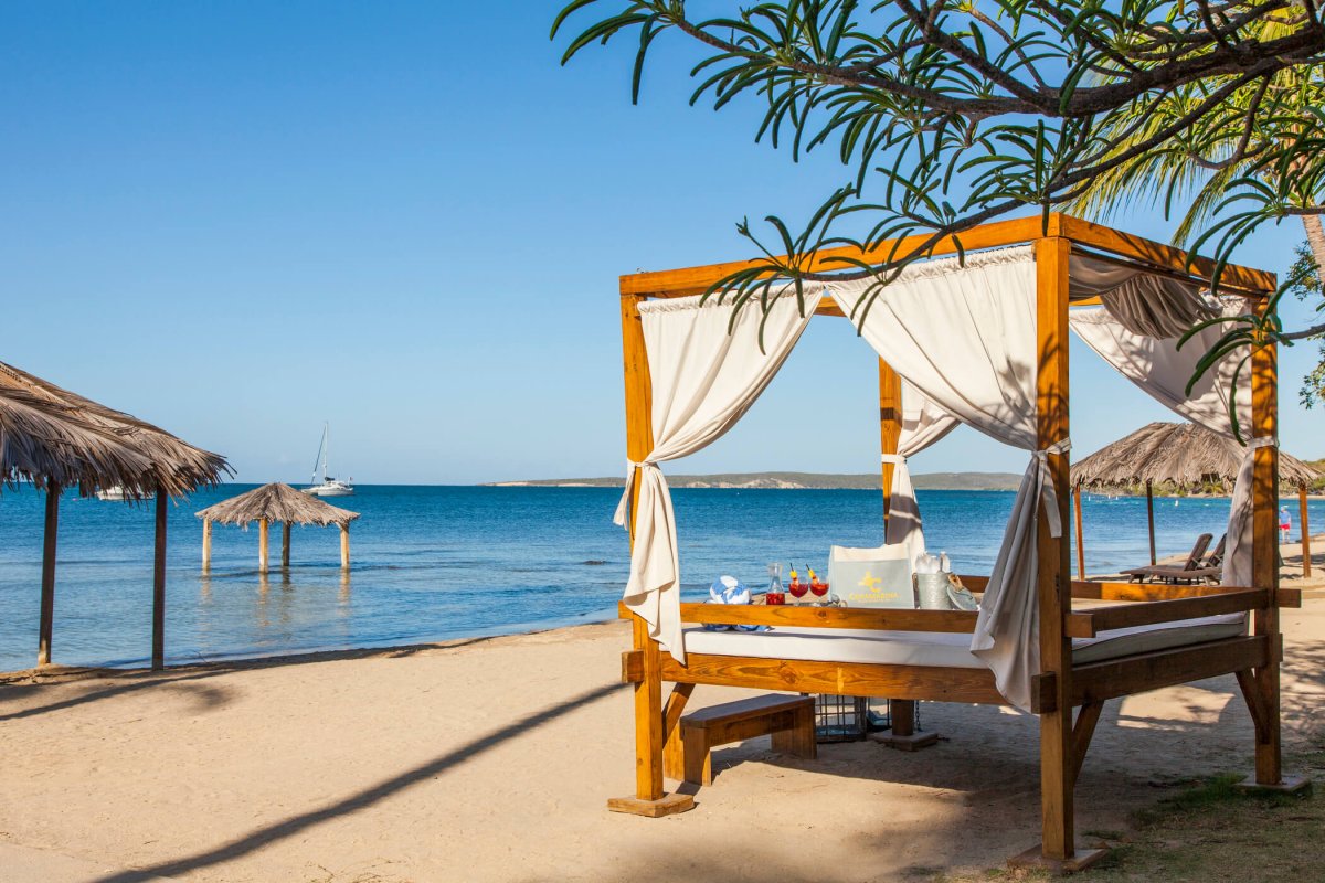 Relájate junto a la playa en el Copamarina Beach Resort.