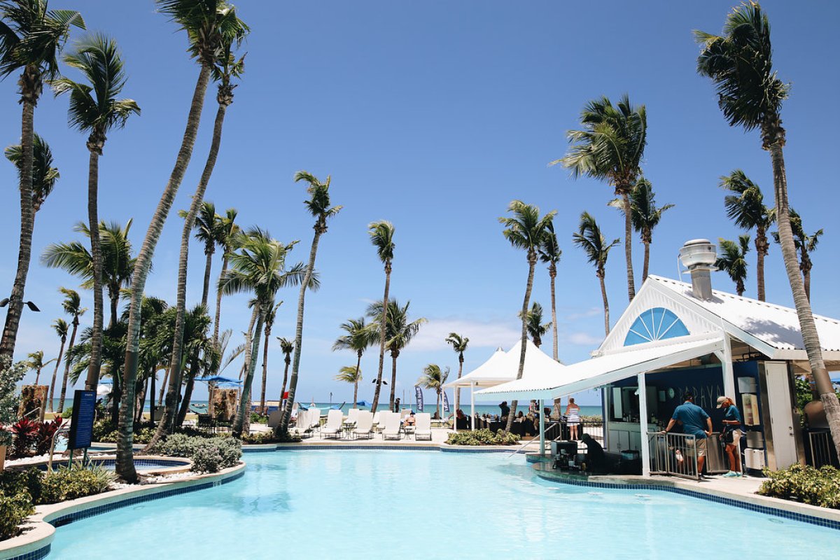 Piscina en el Courtyard by Marriott Isla Verde Beach Resort.