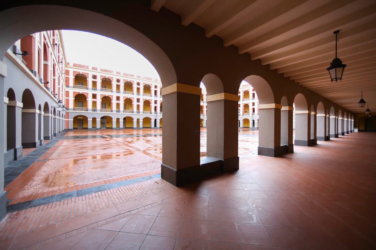 El patio del Museo de las Américas en el Cuartel de Ballajá.