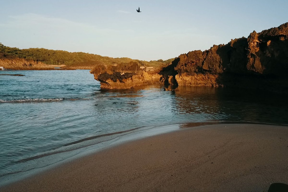 Mirando al agua desde la playa de la Cueva de las Golondrinas.