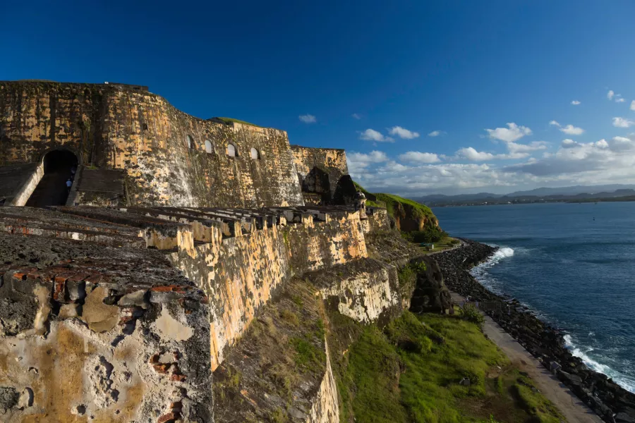 Vista panorámica al mar desde las murallas del Castillo San Felipe del Morro en San Juan.