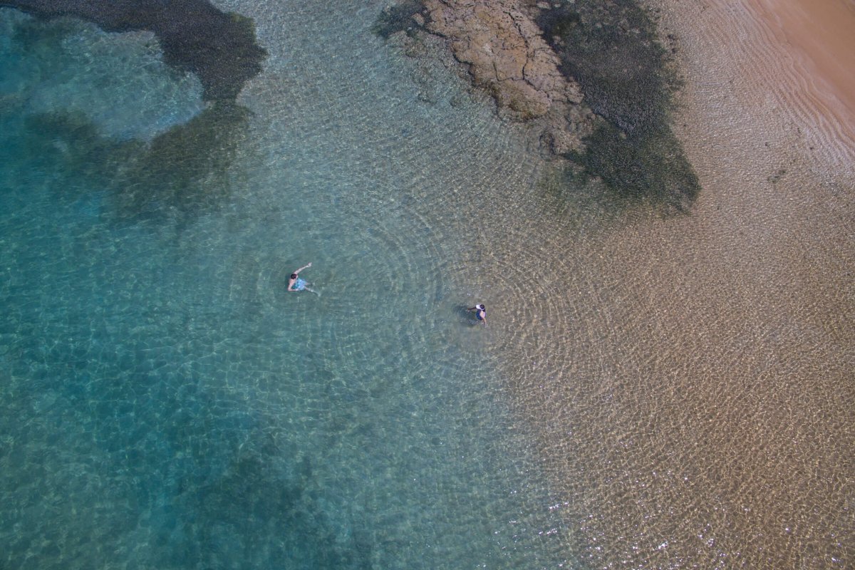 Dos personas disfrutando de las aguas cristalinas de Fajardo.