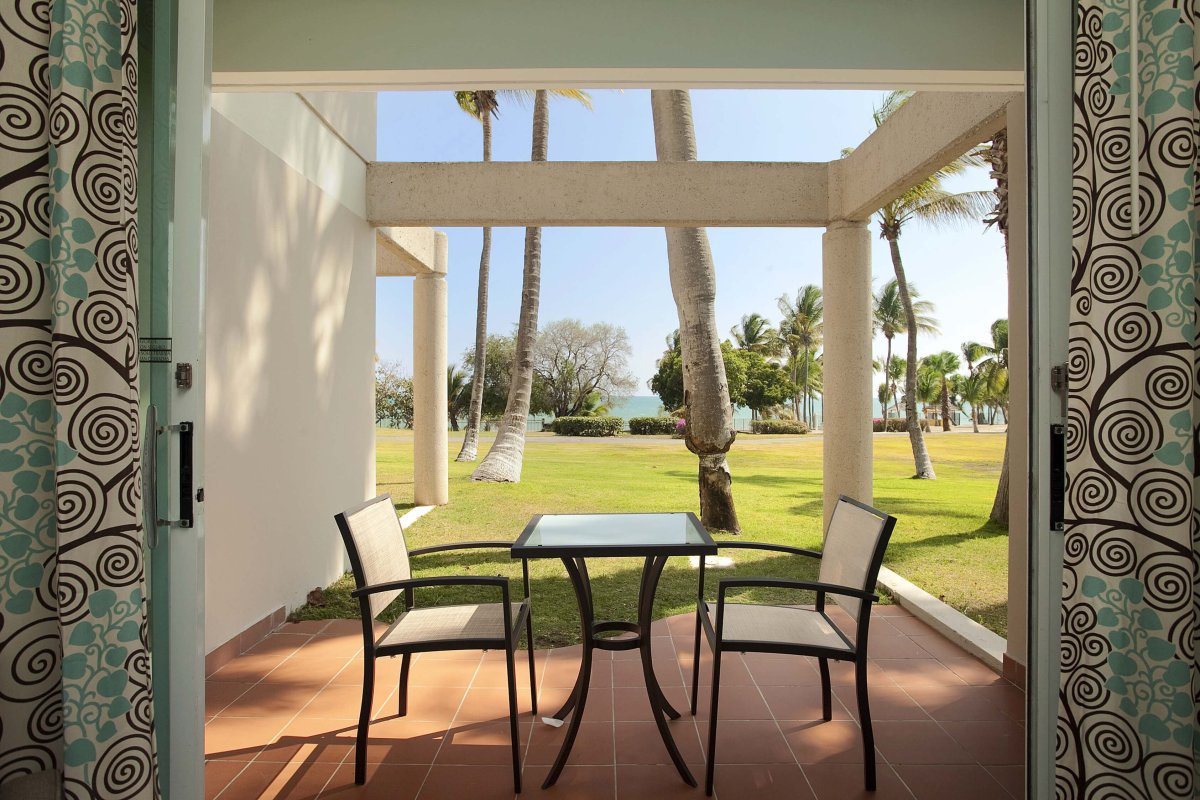 Vistas al patio de la habitación de huéspedes en el Hilton Ponce Golf & Casino Resort.