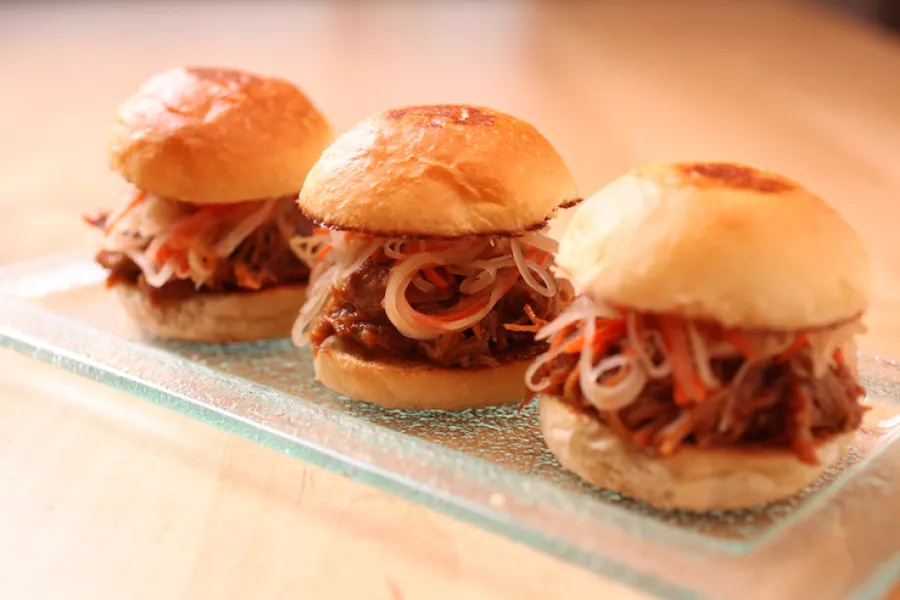 Sliders preparados por expertos en el Restaurante 1919.