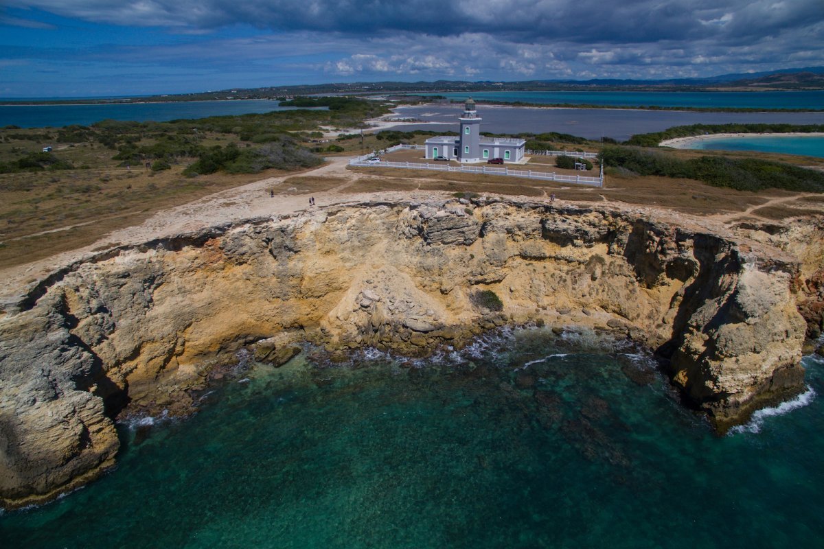 Faro de Los Morrillos encaramado en un acantilado en Cabo Rojo