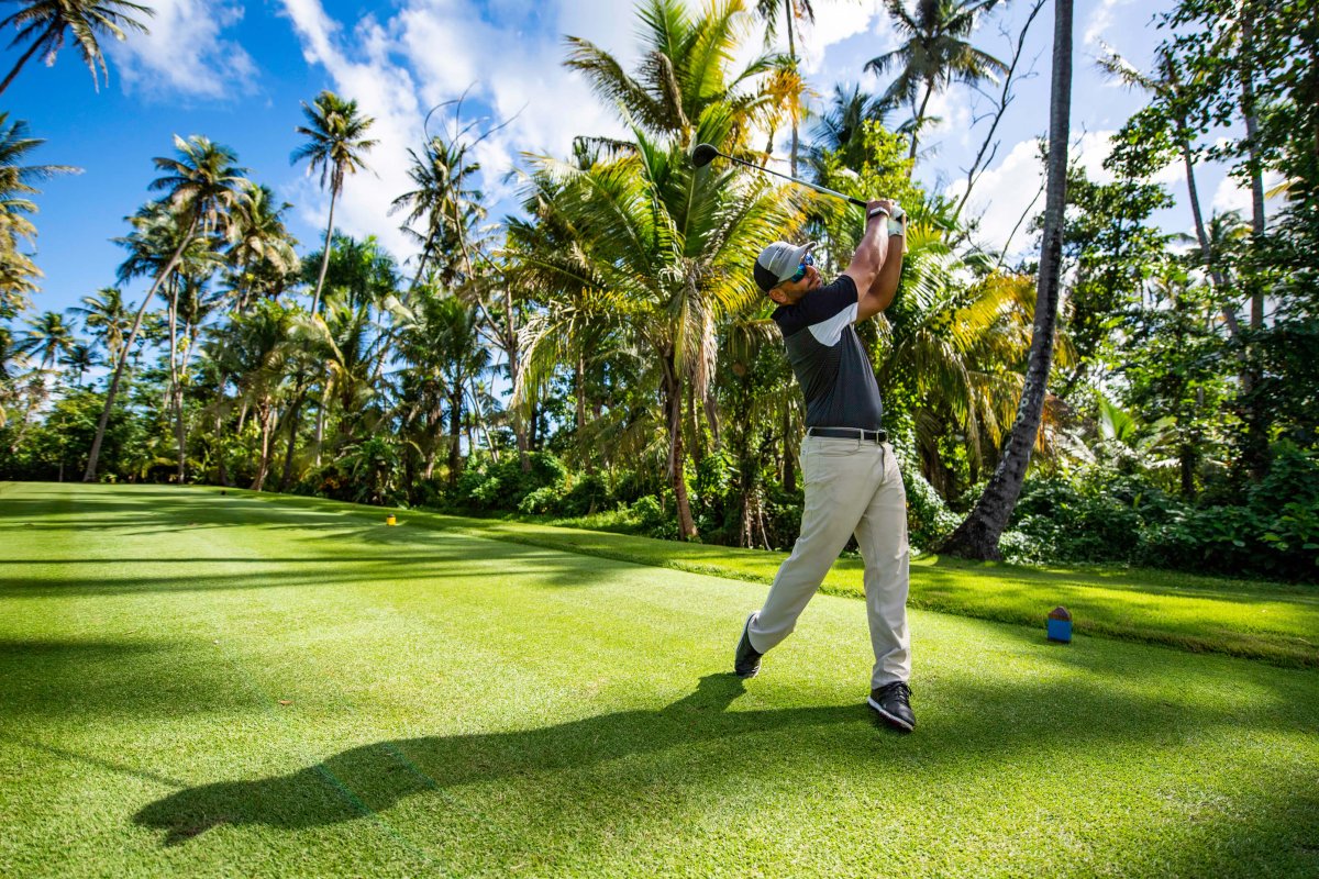 Un golfista juega en uno de los dos campos de golf panorámicos de Dorado Beach, una reserva de Ritz-Carlton.