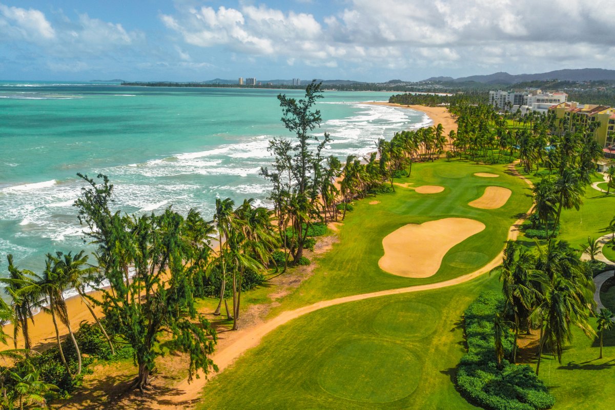 Campo de golf Wyndham Grand Rio Mar junto a la costa.