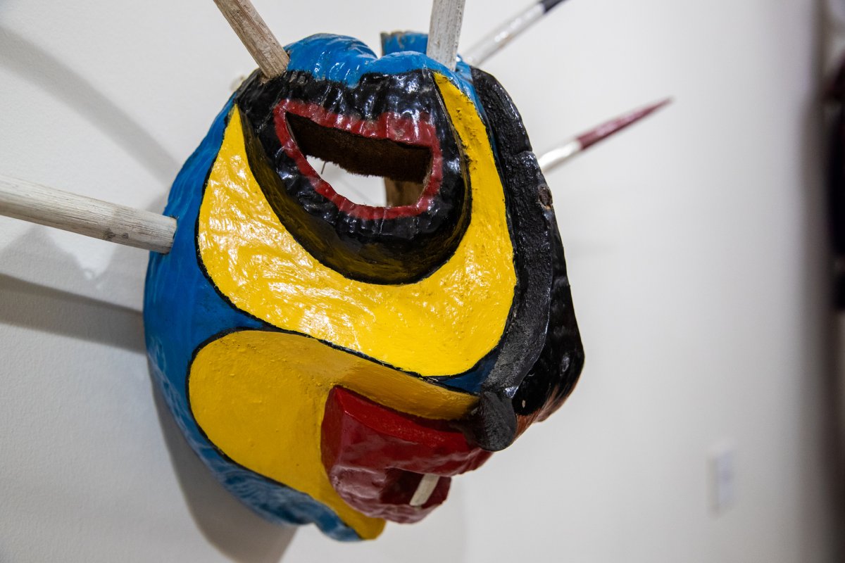Una colorida máscara de vejigante cuelga en la pared del museo en Loiza