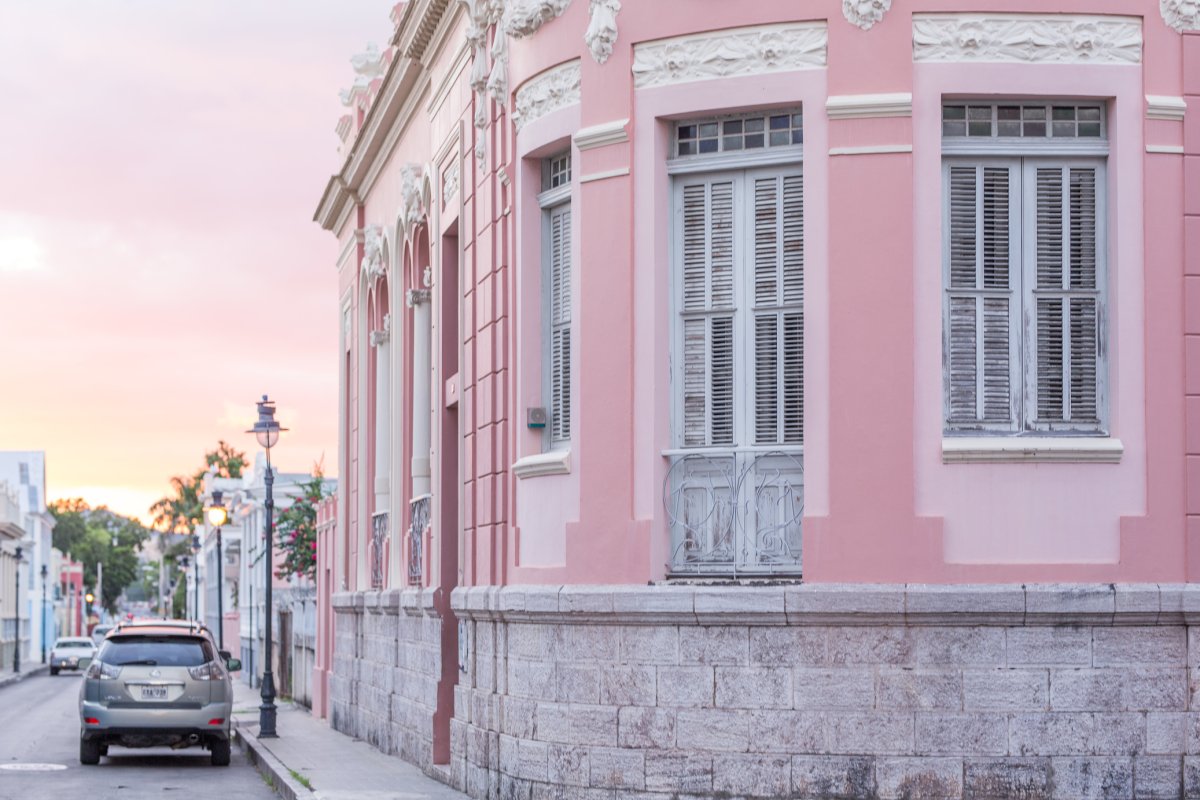 edificio rosado en Ponce