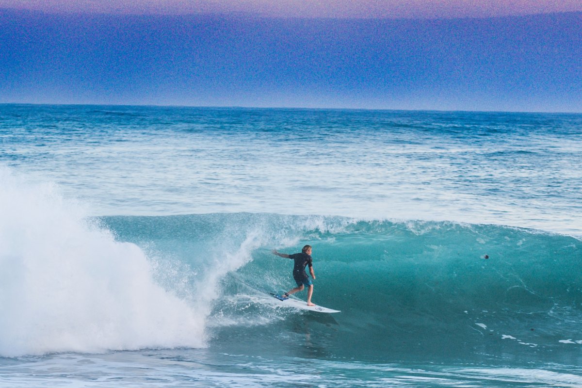 Un surfista en Puerto Rico atrapa una ola de barril al atardecer