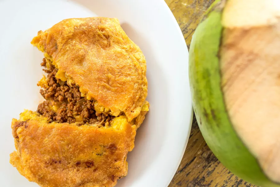 Sabores auténticos de la comida callejera en Piñones, cerca de San Juan